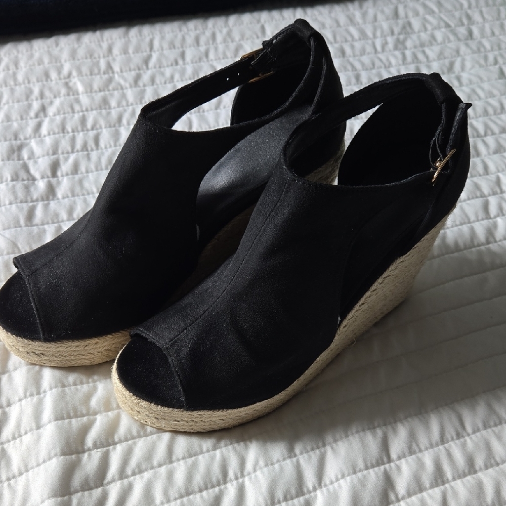 SHEIN Black and Tan Wedge Sandals